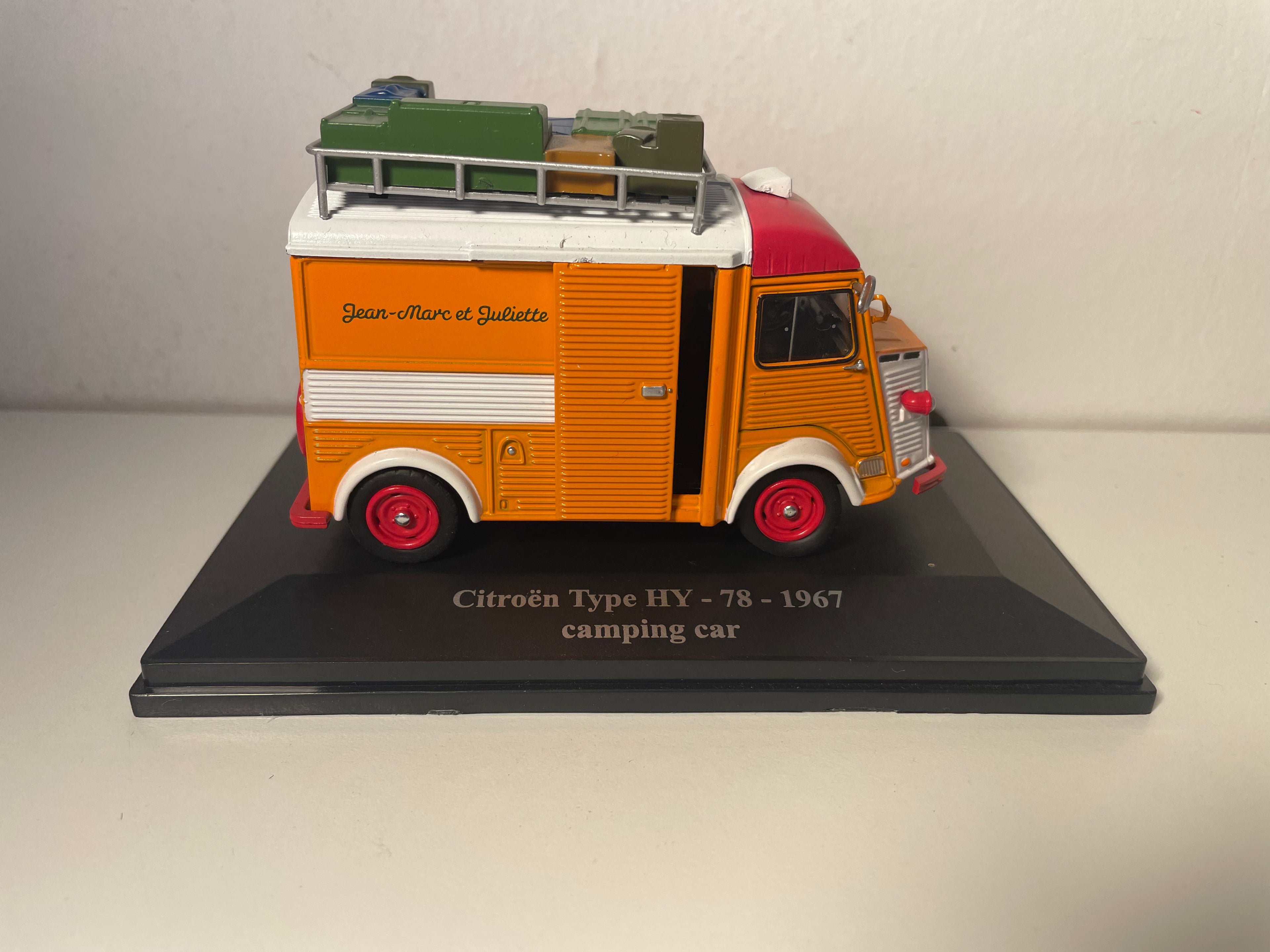 Autocaravana Citroën tipo HY-78 naranja y roja del año 1967