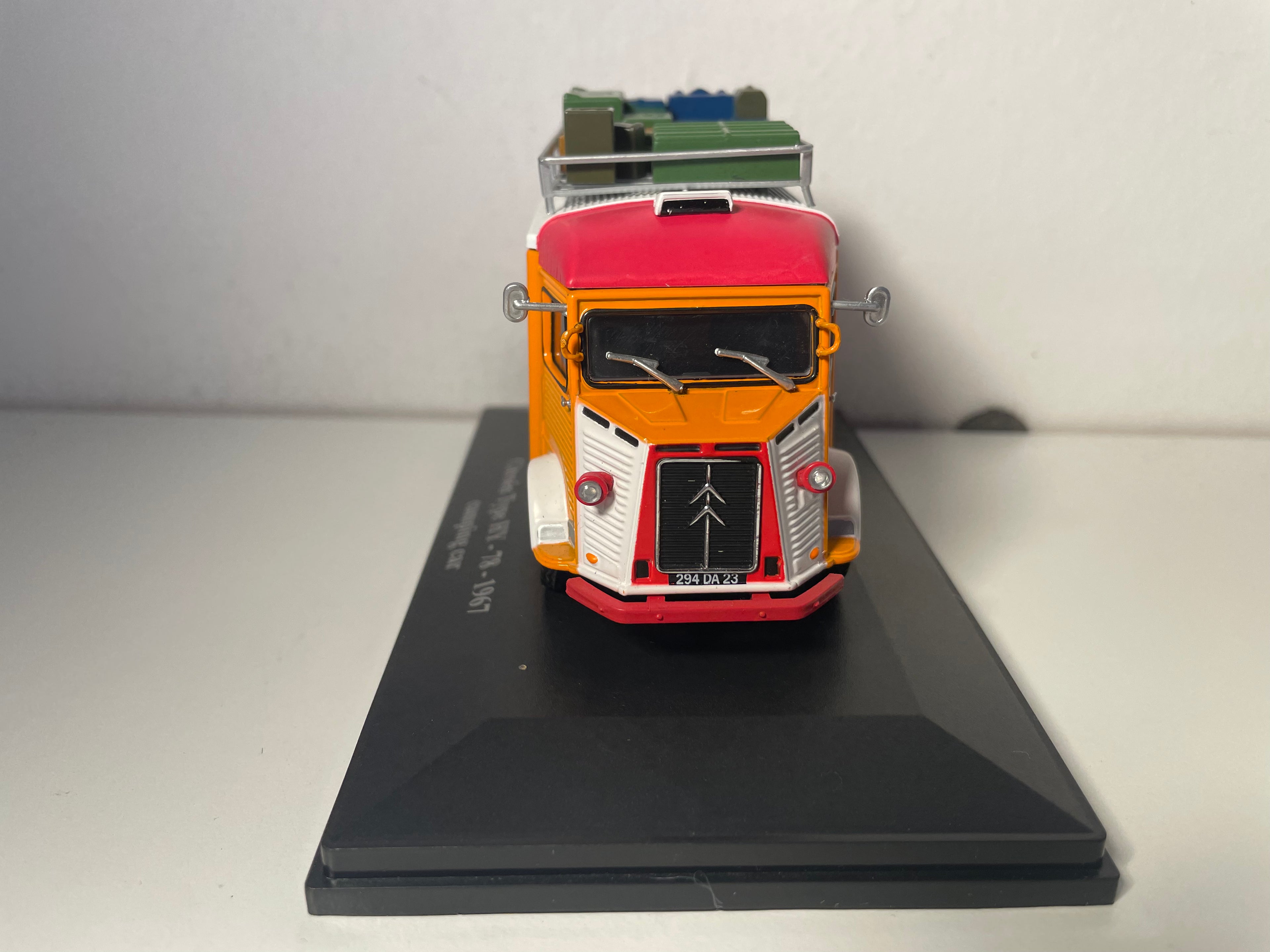 Autocaravana Citroën tipo HY-78 naranja y roja del año 1967