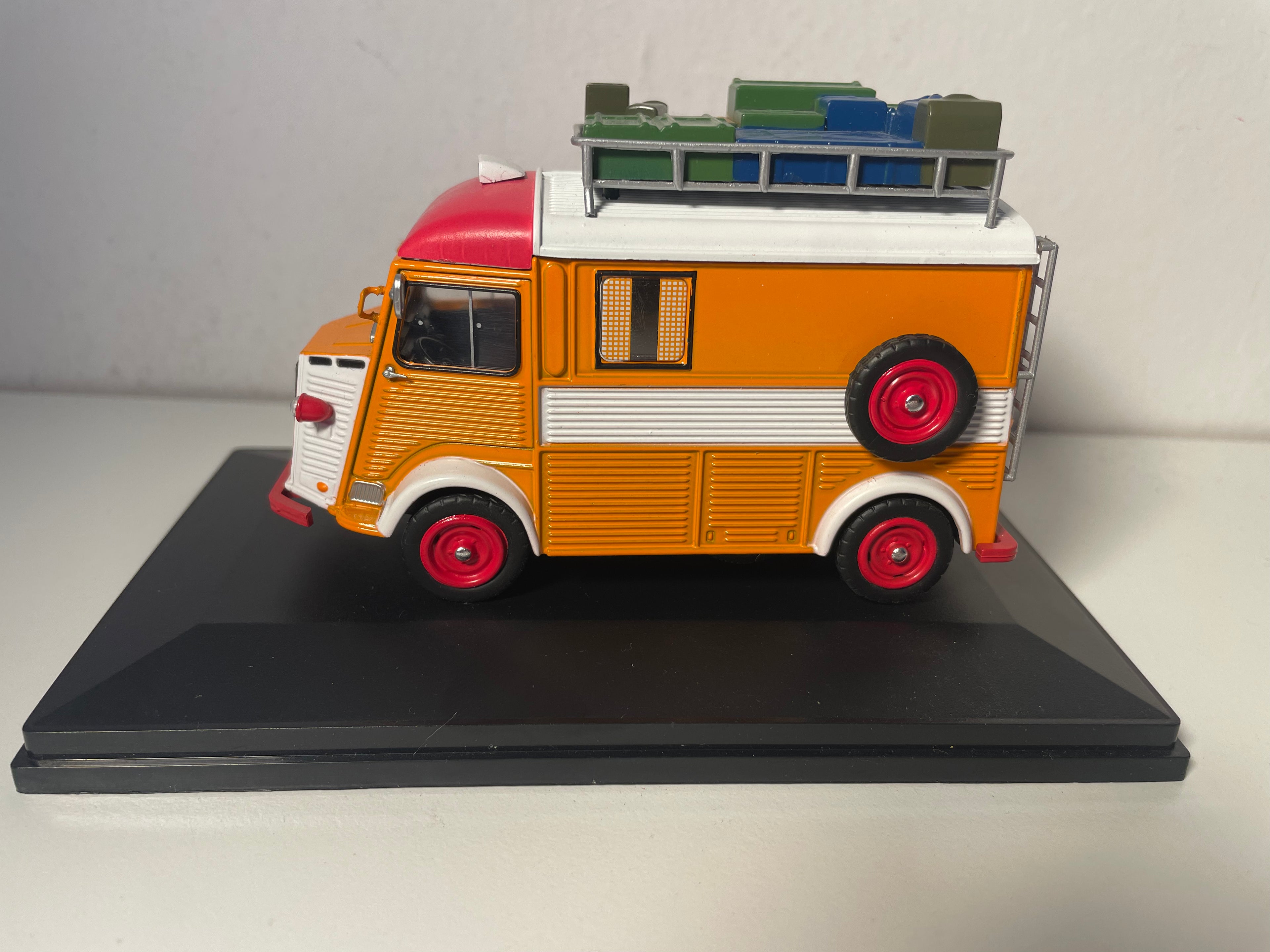 Autocaravana Citroën tipo HY-78 naranja y roja del año 1967