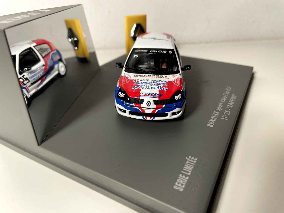 Renault Sport Clio Cup ELF blanche, bleue et rouge numéro 25 (coffret boite rectangle) - Universal Hobbies