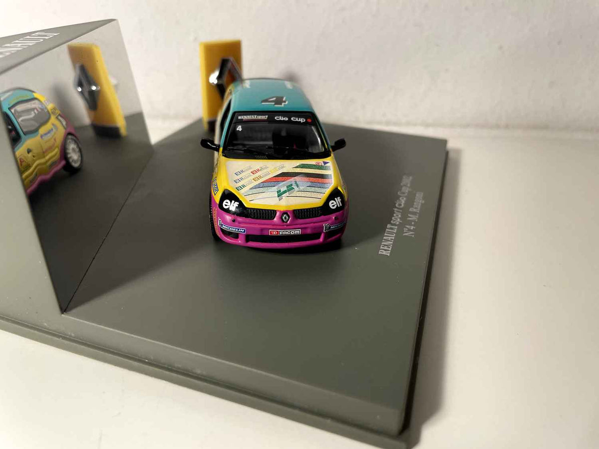 Renault Sport Clio Cup 2002 rosa, gelb und grün Nummer 4 von 2002 (rechteckiges Set) - Universal Hobbies