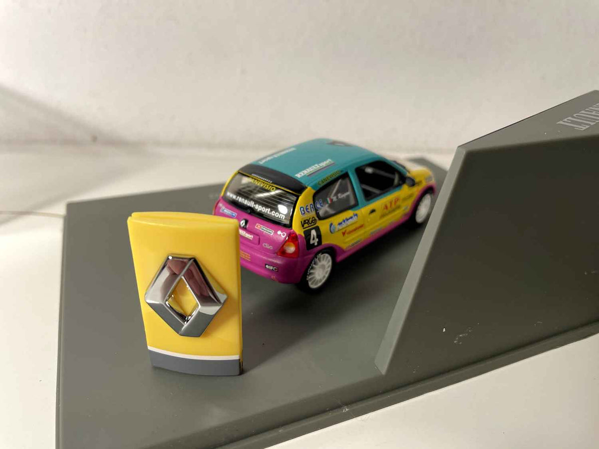 Renault Sport Clio Cup 2002 rosa, gelb und grün Nummer 4 von 2002 (rechteckiges Set) - Universal Hobbies