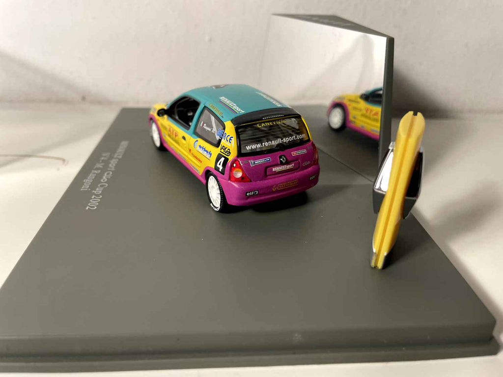 Renault Sport Clio Cup 2002 rosa, gelb und grün Nummer 4 von 2002 (rechteckiges Set) - Universal Hobbies
