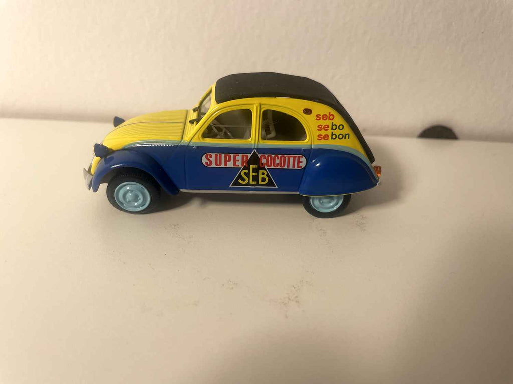 Citroën 2 CV AZL jaune et bleue avec publicité SEB (super cocotte) - Norev (sous blister)