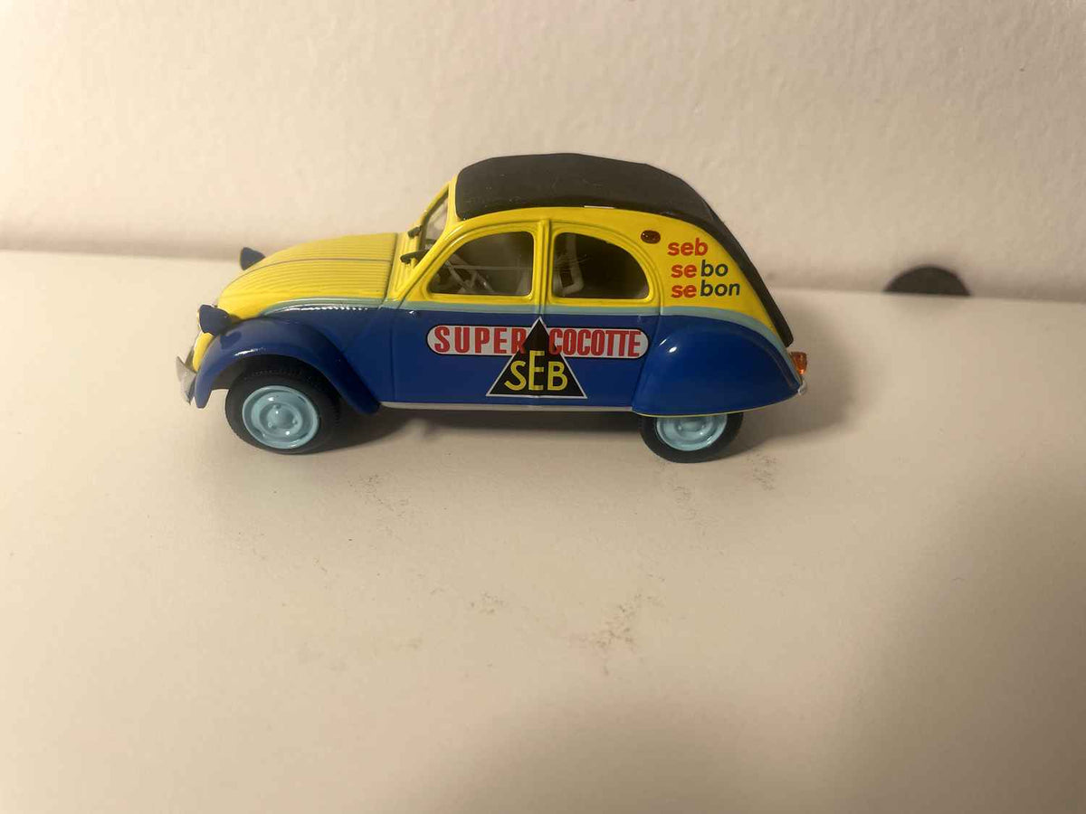 Citroën 2 CV AZL jaune et bleue avec publicité SEB (super cocotte) - Norev (sous blister)