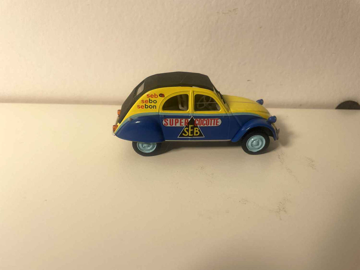 Citroën 2 CV AZL jaune et bleue avec publicité SEB (super cocotte) - Norev (sous blister)