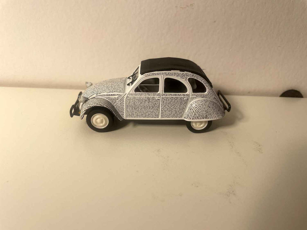 Citroën 2 CV 6 branca com escritas pretas (textos de Jacques Prévert) - Norev
