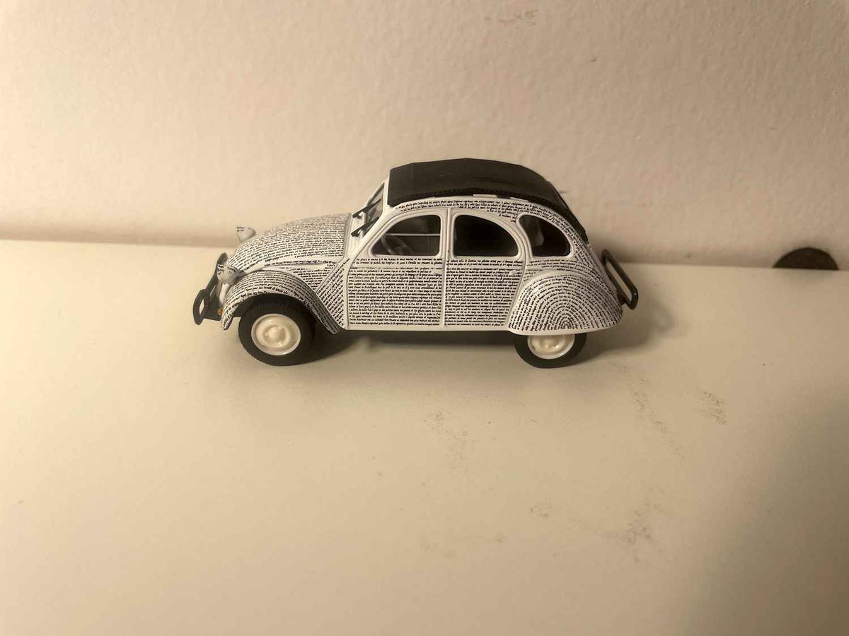 Citroën 2 CV 6 branca com escritas pretas (textos de Jacques Prévert) - Norev