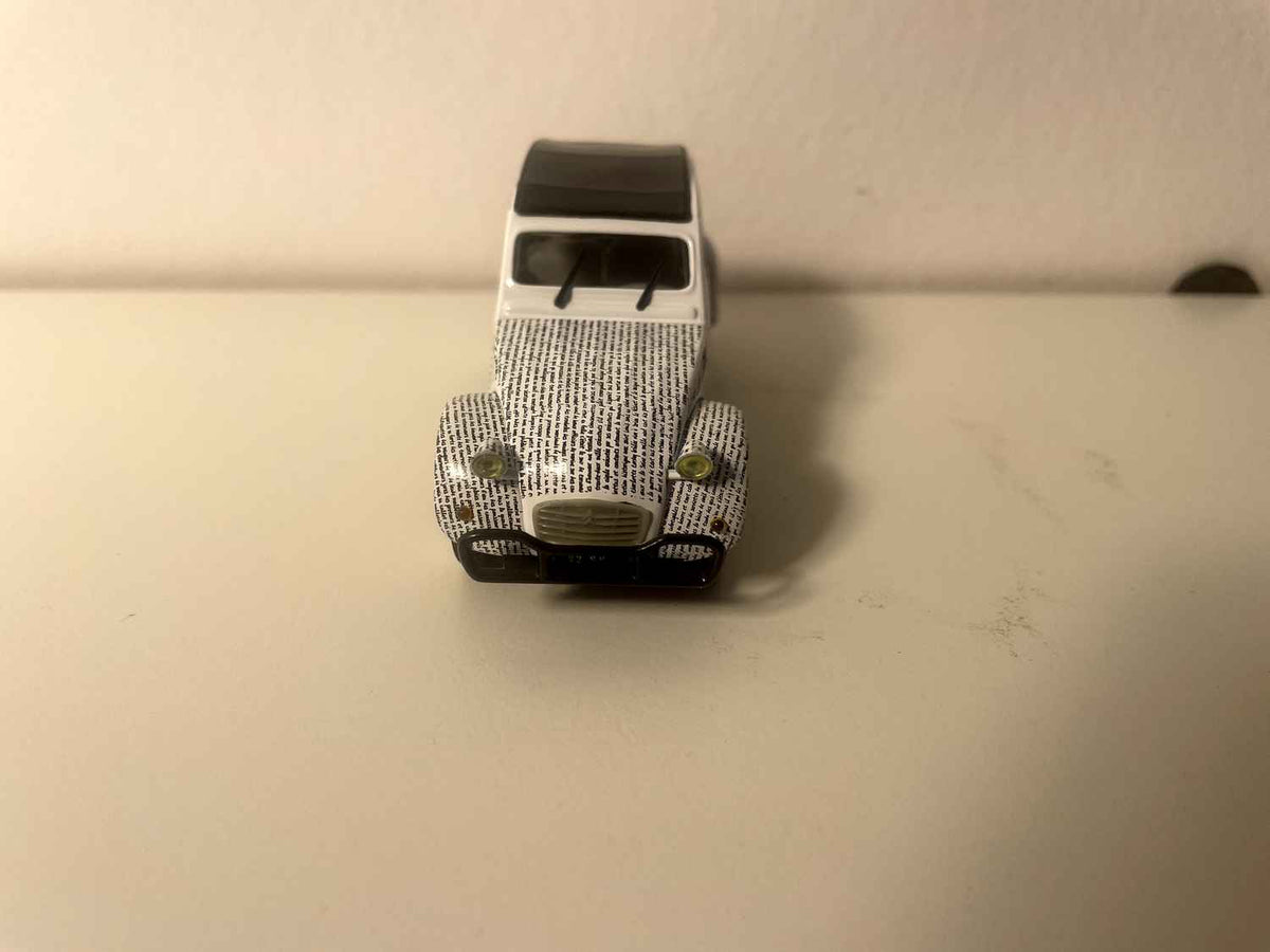 Citroën 2 CV 6 branca com escritas pretas (textos de Jacques Prévert) - Norev