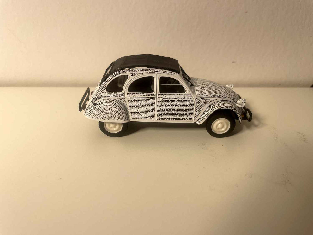Citroën 2 CV 6 branca com escritas pretas (textos de Jacques Prévert) - Norev