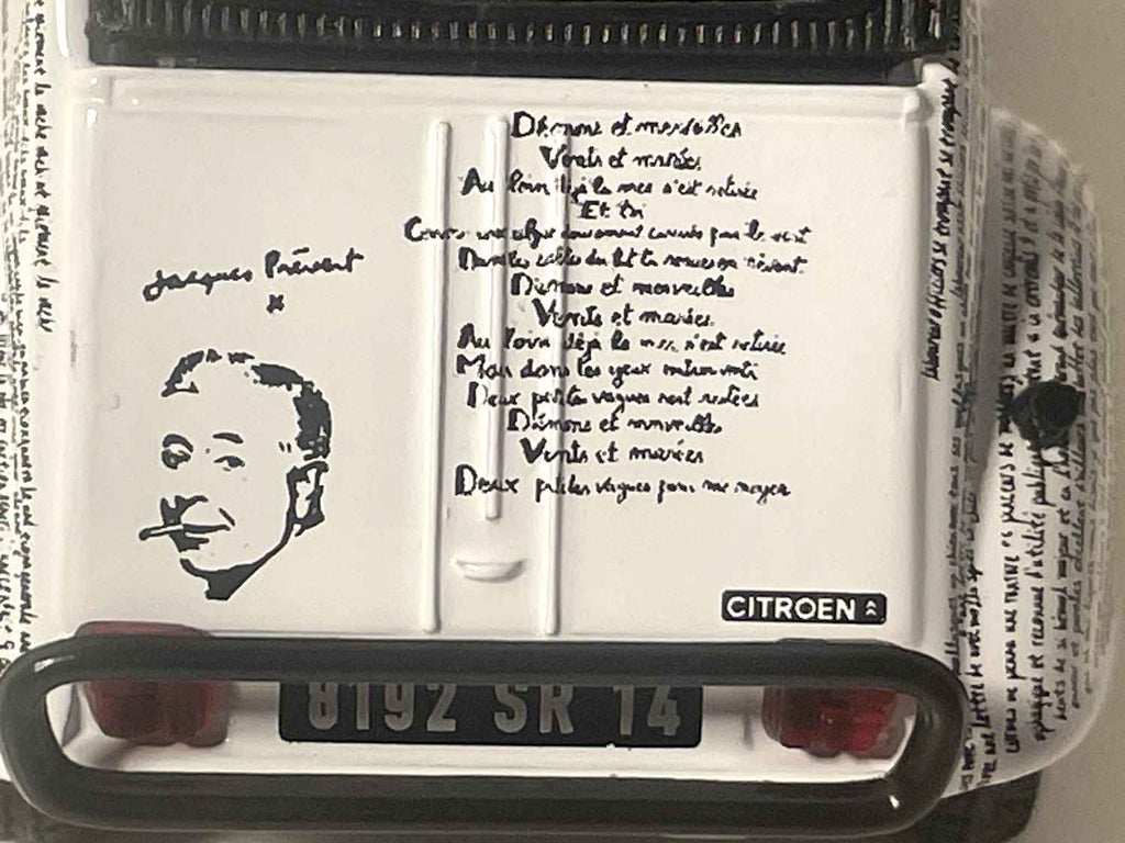 Citroën 2 CV 6 branca com escritas pretas (textos de Jacques Prévert) - Norev