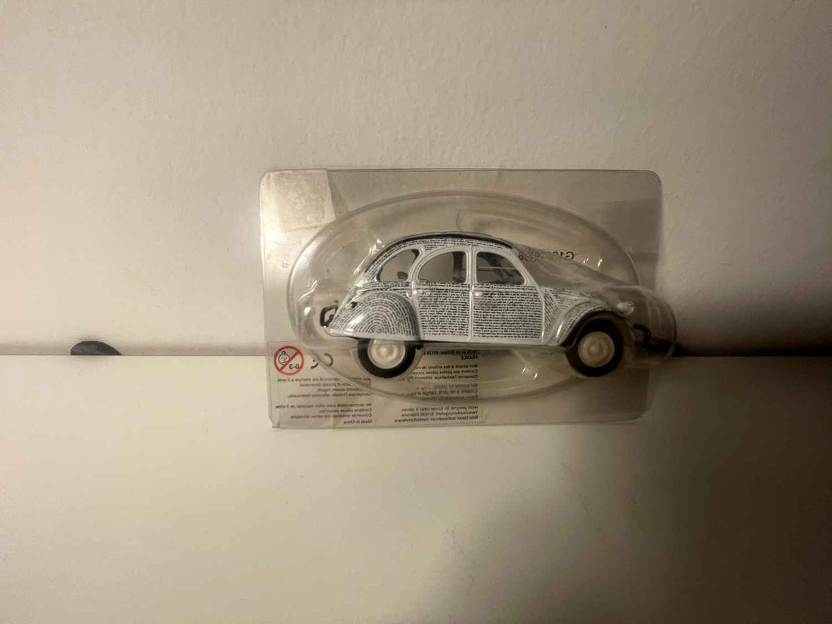 Citroën 2 CV 6 branca com escritas pretas (textos de Jacques Prévert) - Norev
