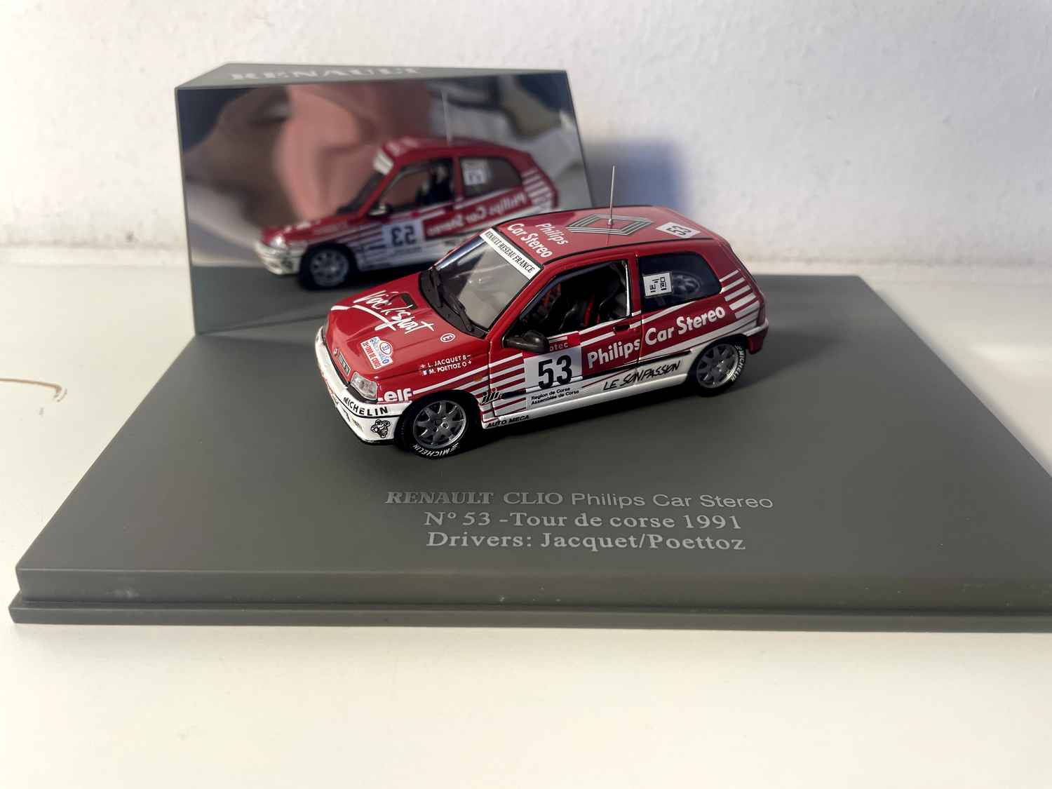 Renault Clio Philips Car Stereo Rot und Weiß Nummer 53 Tour de Corse 1991 (rechteckige Box) - Universal Hobbies