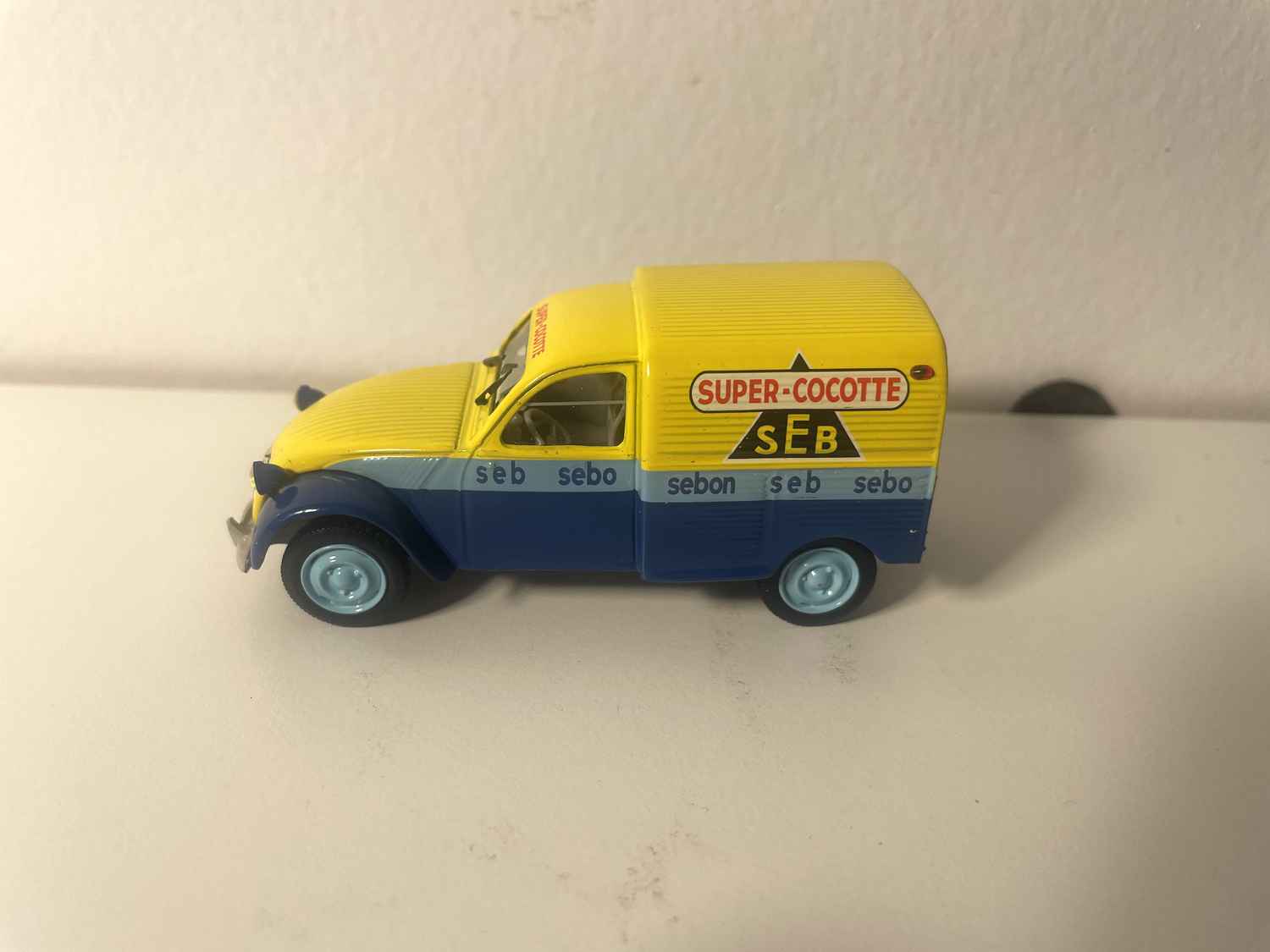 Citroën 2 CV AZU blaue und gelbe Lieferwagen mit Werbung SEB (super cocotte) - Norev