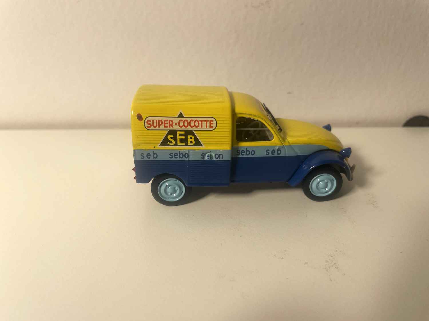Citroën 2 CV AZU blaue und gelbe Lieferwagen mit Werbung SEB (super cocotte) - Norev