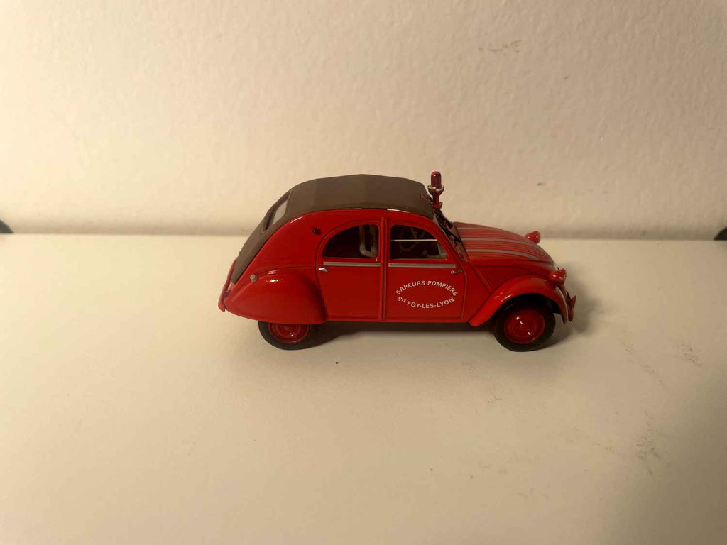 Citroën 2 CV AZL rouge pompiers de Sainte-Foy Les Lyon (69) - Norev (sous blister)