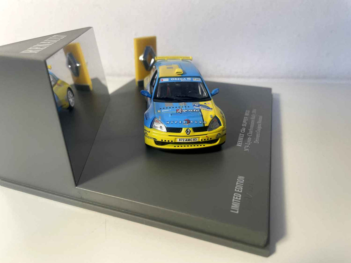 Renault Clio Super 1600 blau und gelb Nummer 9 - Rallye Lyon - Charnonnières 2004 (Rechteckbox) - Universal Hobbies