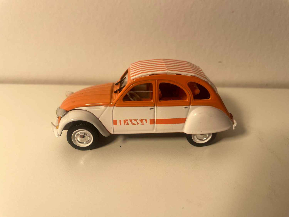 Citroën 2 CV 4 TRANSAT wäiss an orangesch mat wäisser Dachs an orangeschéi Streifen - Norev