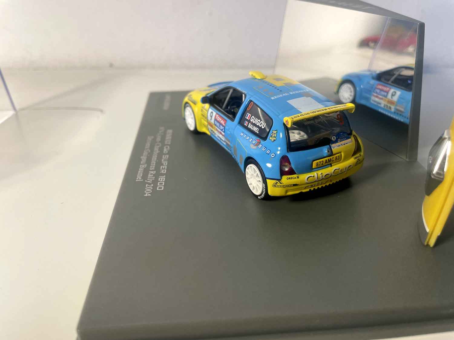 Renault Clio Super 1600 blau und gelb Nummer 9 - Rallye Lyon - Charnonnières 2004 (Rechteckbox) - Universal Hobbies
