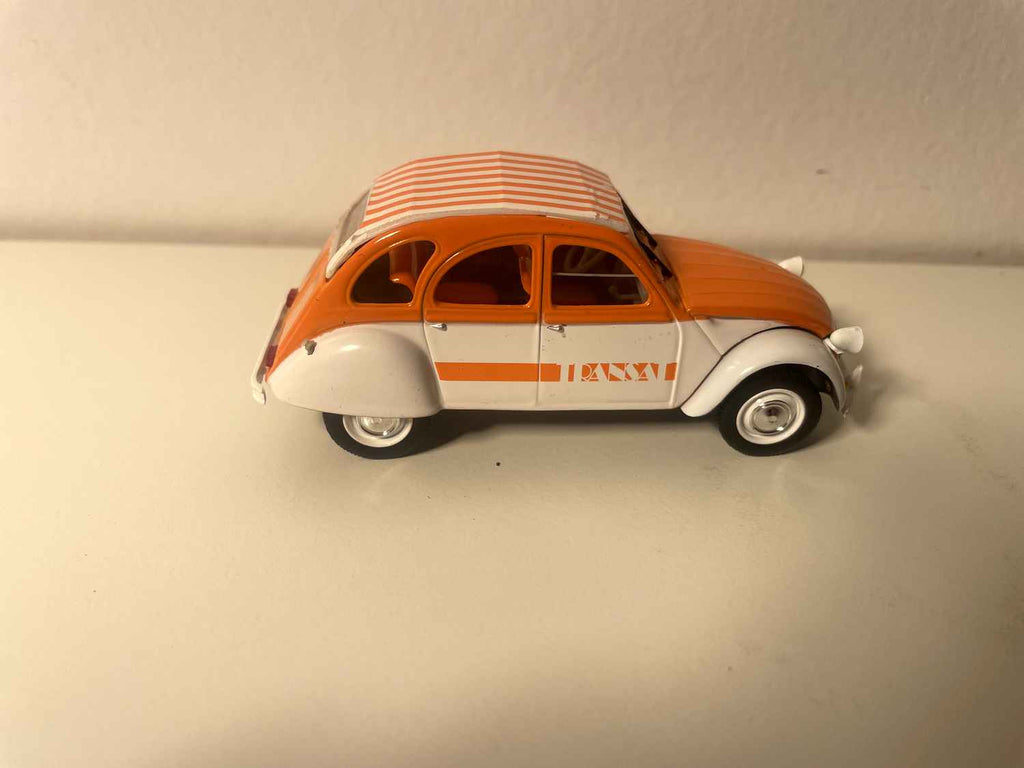 Citroën 2 CV 4 TRANSAT wäiss an orangesch mat wäisser Dachs an orangeschéi Streifen - Norev