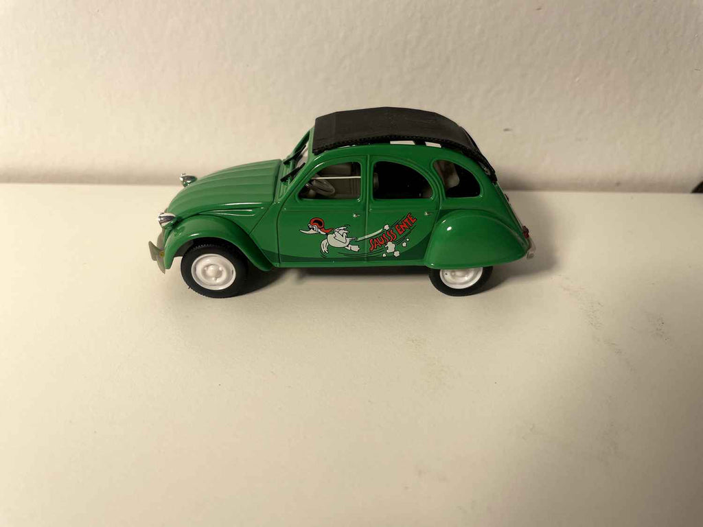 Citroën 2 CV 6 verde com teto preto (com um desenho de pato? nas portas) - Norev