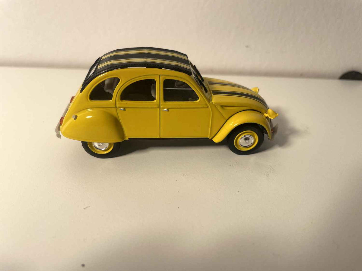 Citroën 2 CV 6 jaune avec rayures noires - Norev (sous blister) (ATTENTION: les phares avants sont de travers)