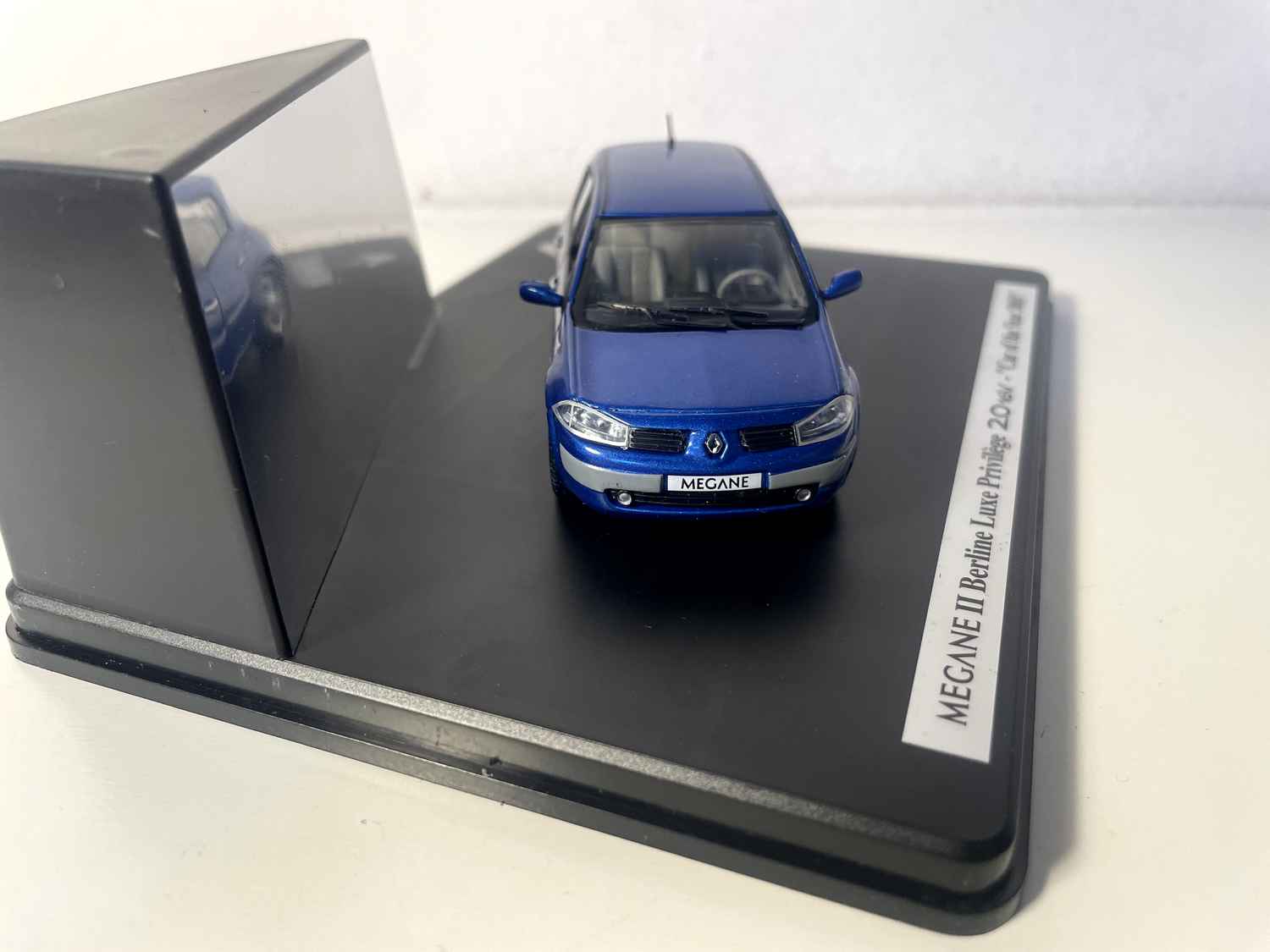 Renault Mégane 2 Berline Luxe Privilège 2.0 16V niebieska (samochód roku 2003) (pudełko prostokątne) - ELIGOR