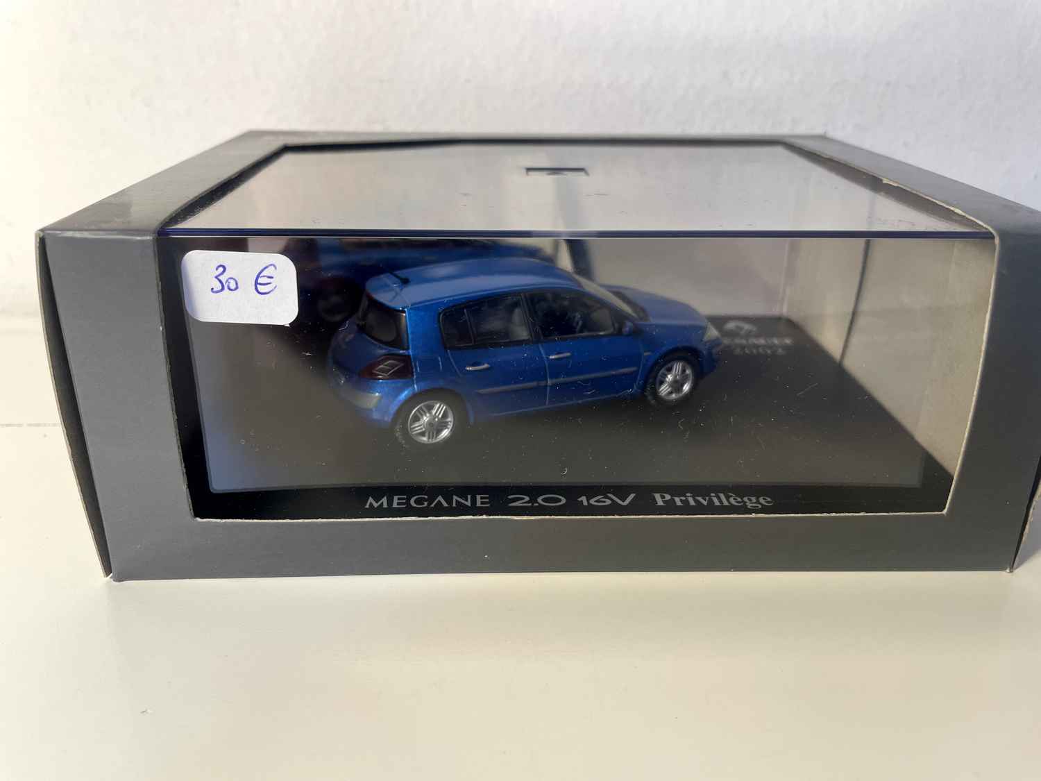 Renault Mégane 2.0 16V Privilège blo aus dem Joer 2002 (Rechthoek Box) - ELIGOR