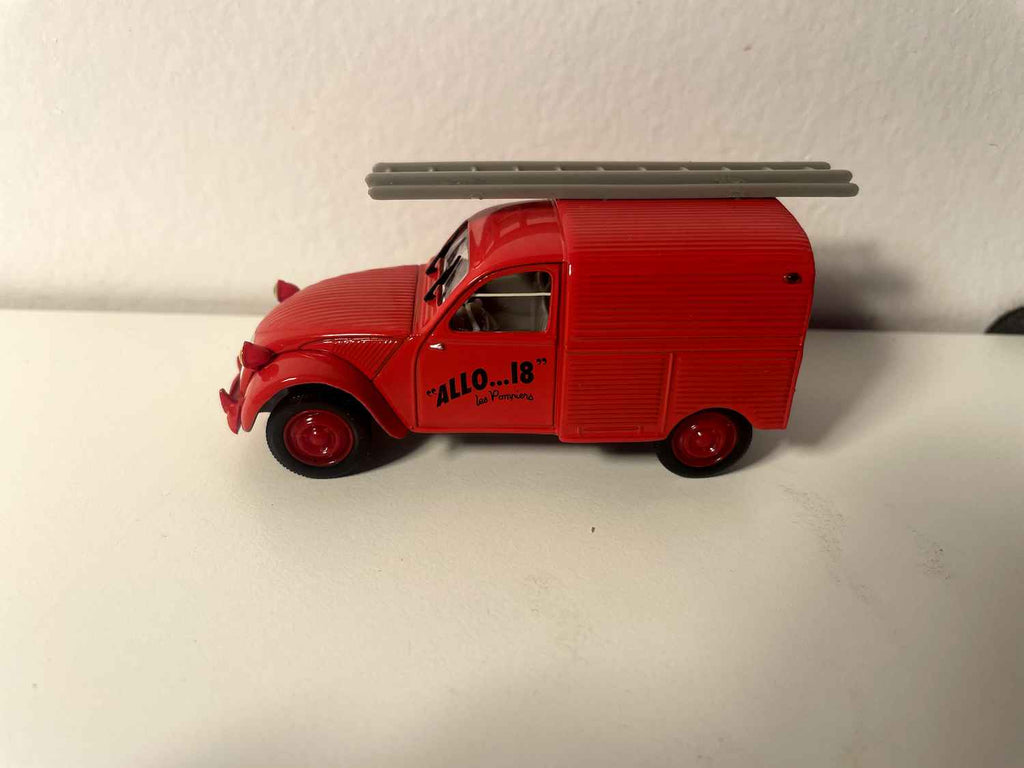 Citroën 2 CV AZU roter Transporter mit Leiter "ALLO 18 DIE FEUERWEHRLEUTE" - Norev