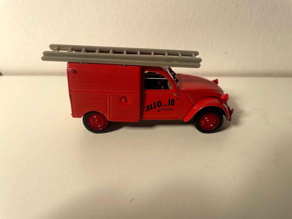 Citroën 2 CV AZU roter Transporter mit Leiter "ALLO 18 DIE FEUERWEHRLEUTE" - Norev