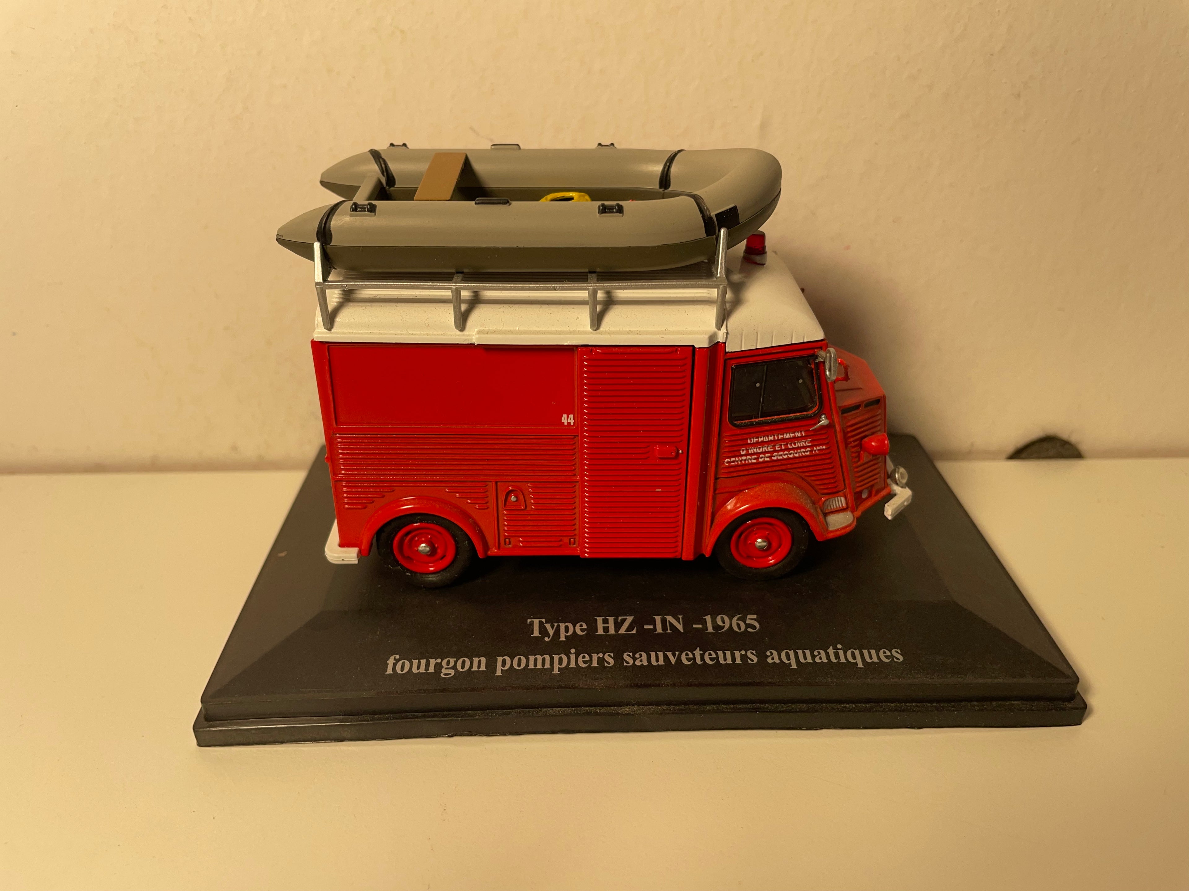 Citroën type HZ-IN rood met witte dak van 1965 - Watersportreddingsvoertuig met boot op het dakrek