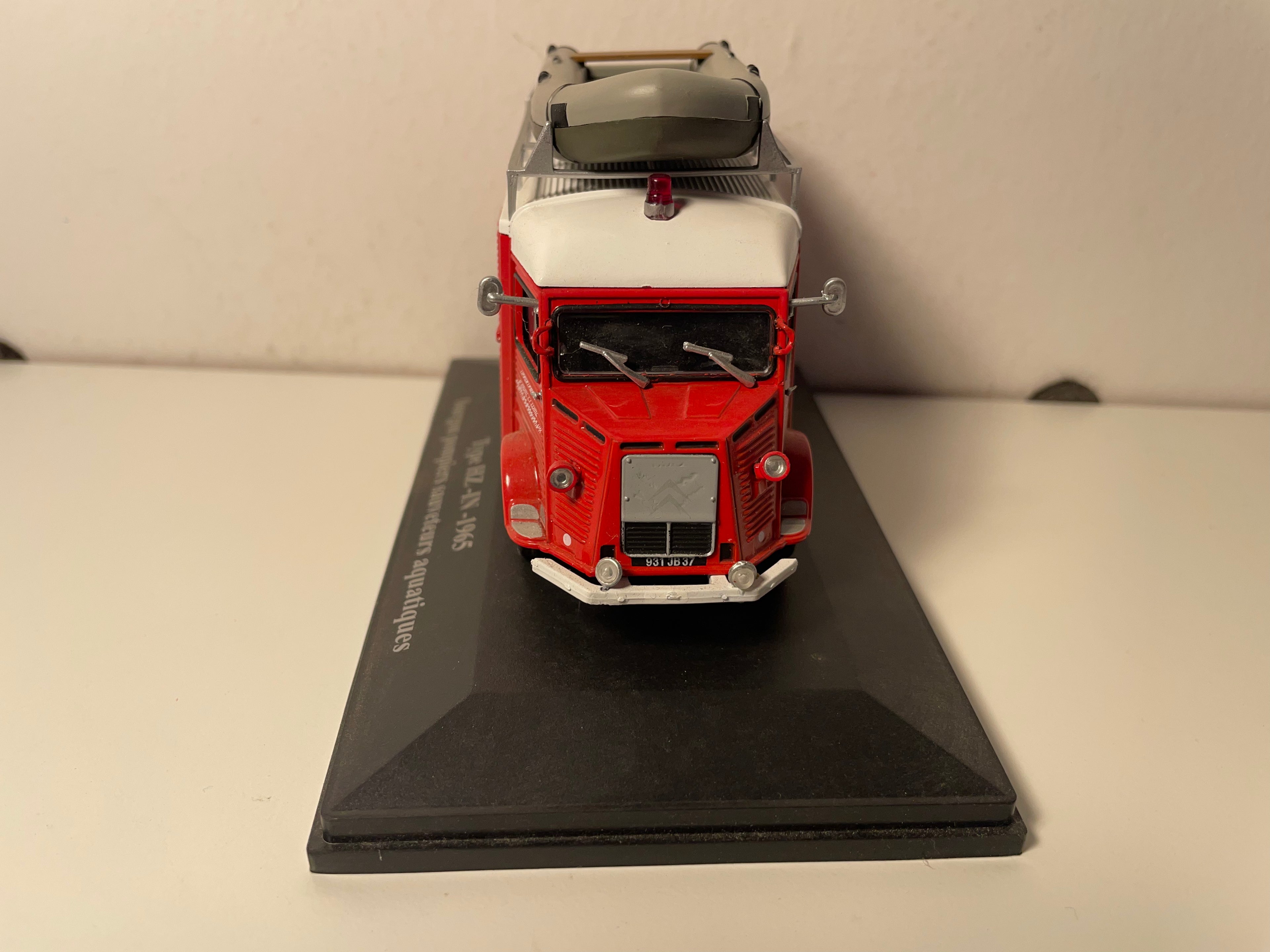 Citroën type HZ-IN rood met witte dak van 1965 - Watersportreddingsvoertuig met boot op het dakrek