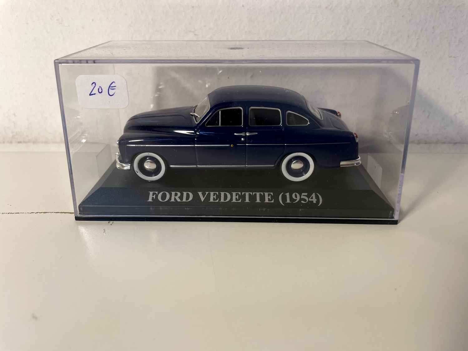 Niebieski Ford Vedette z 1954 roku