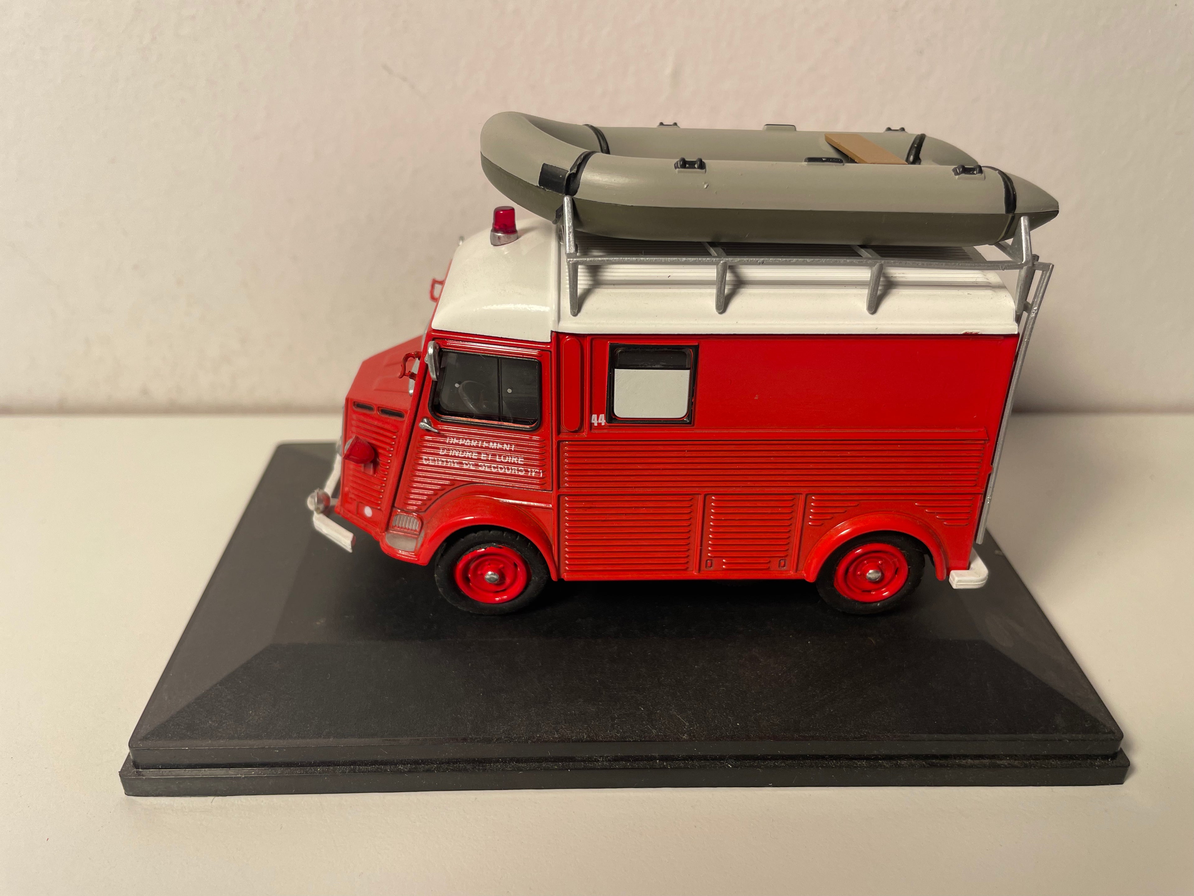 Citroën type HZ-IN rood met witte dak van 1965 - Watersportreddingsvoertuig met boot op het dakrek
