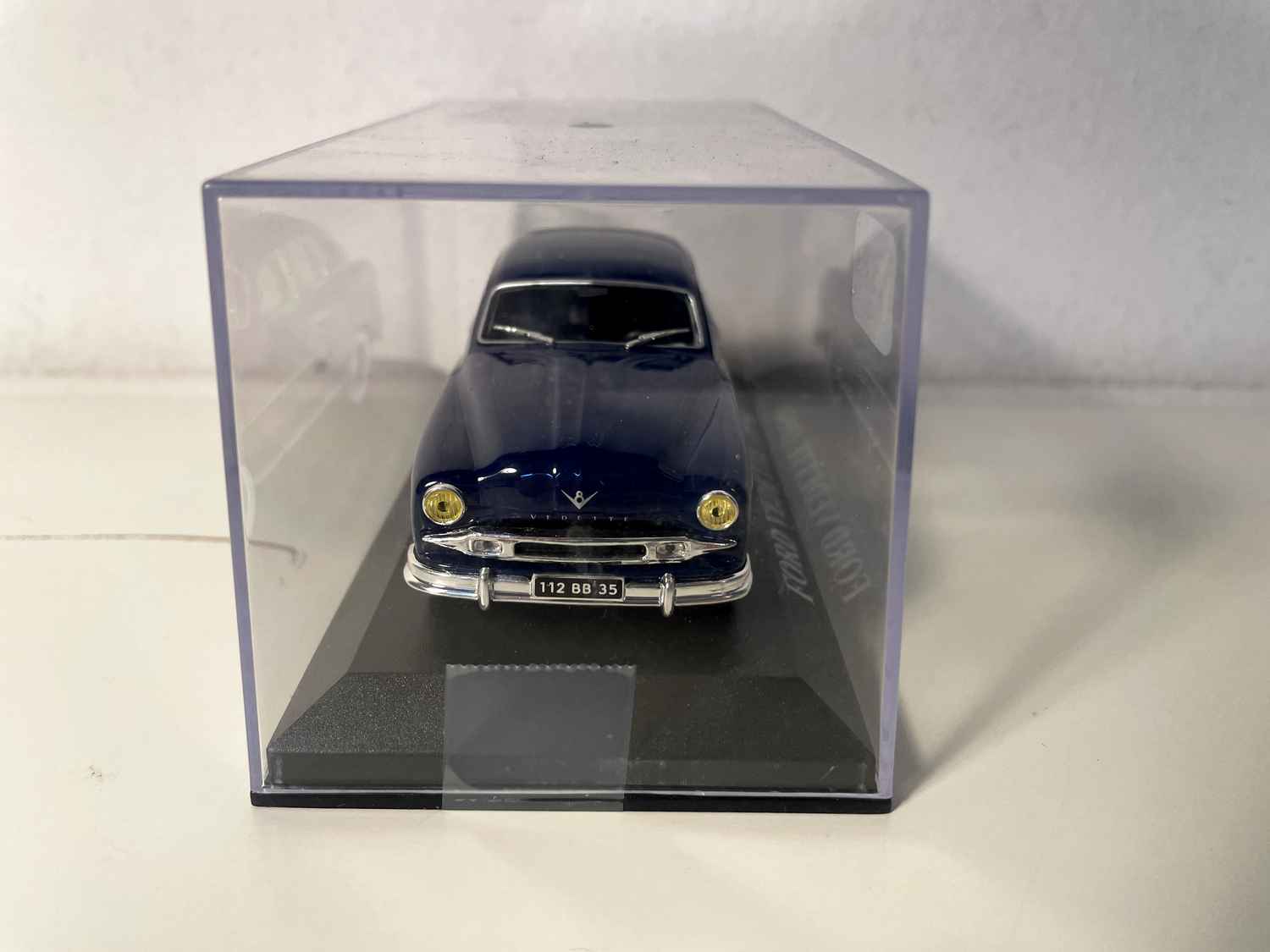 Niebieski Ford Vedette z 1954 roku