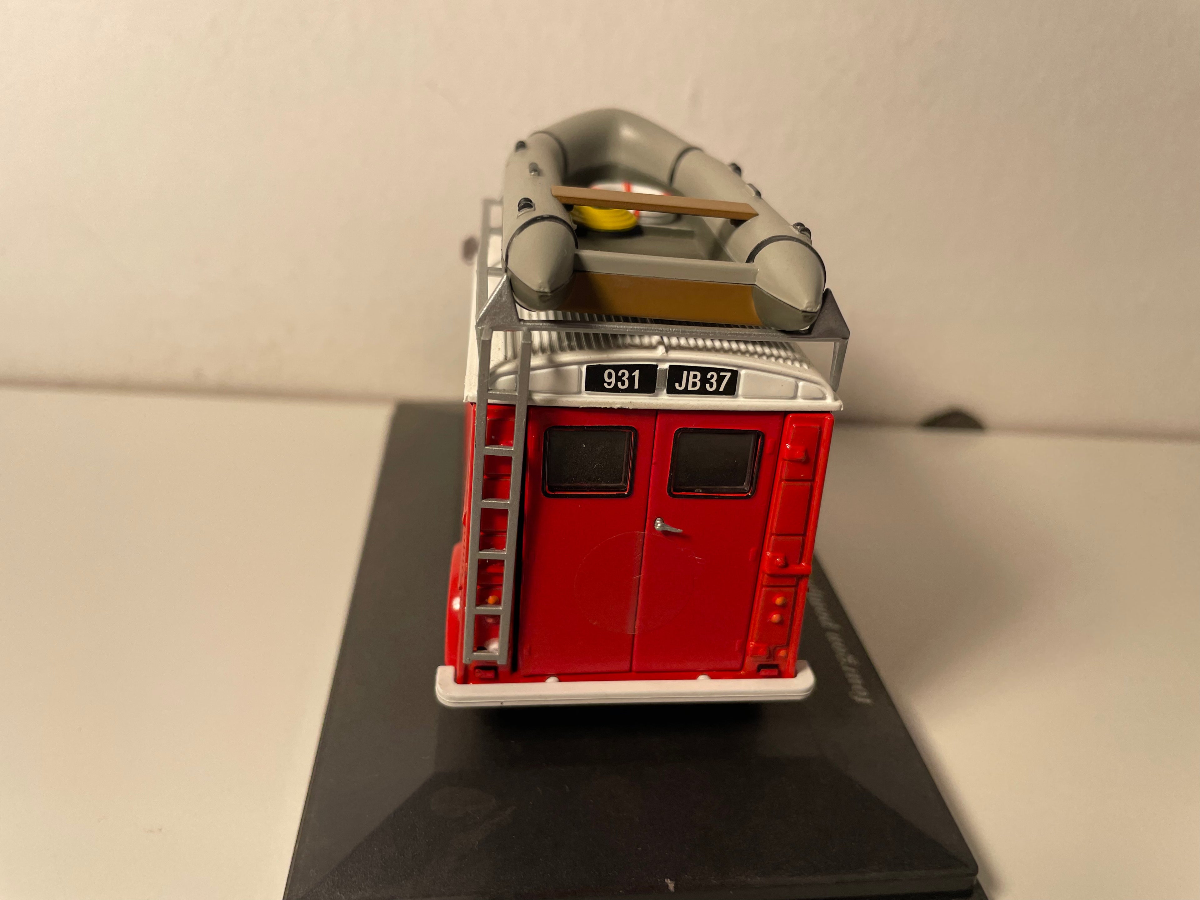 Citroën type HZ-IN rood met witte dak van 1965 - Watersportreddingsvoertuig met boot op het dakrek