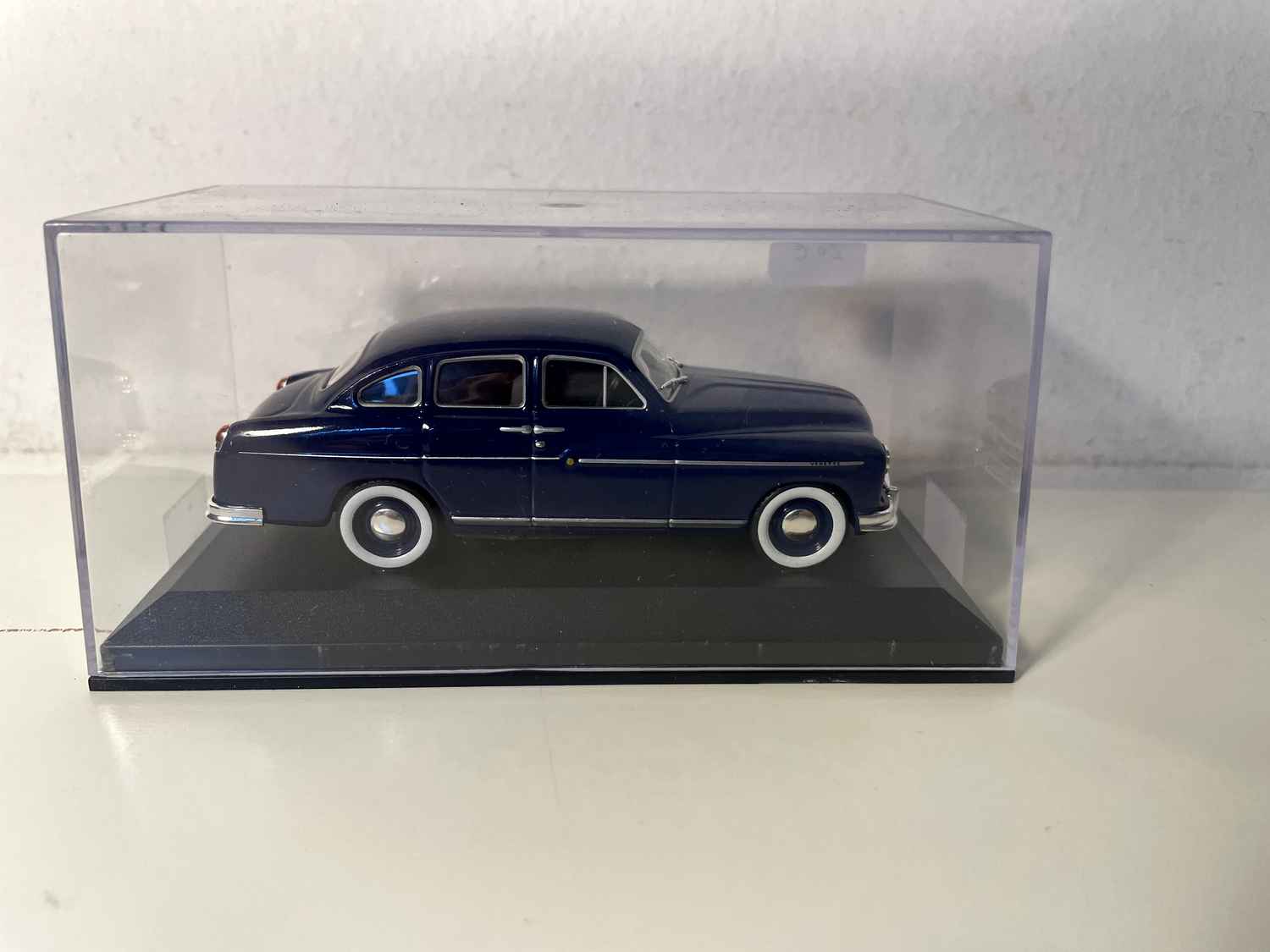 Niebieski Ford Vedette z 1954 roku