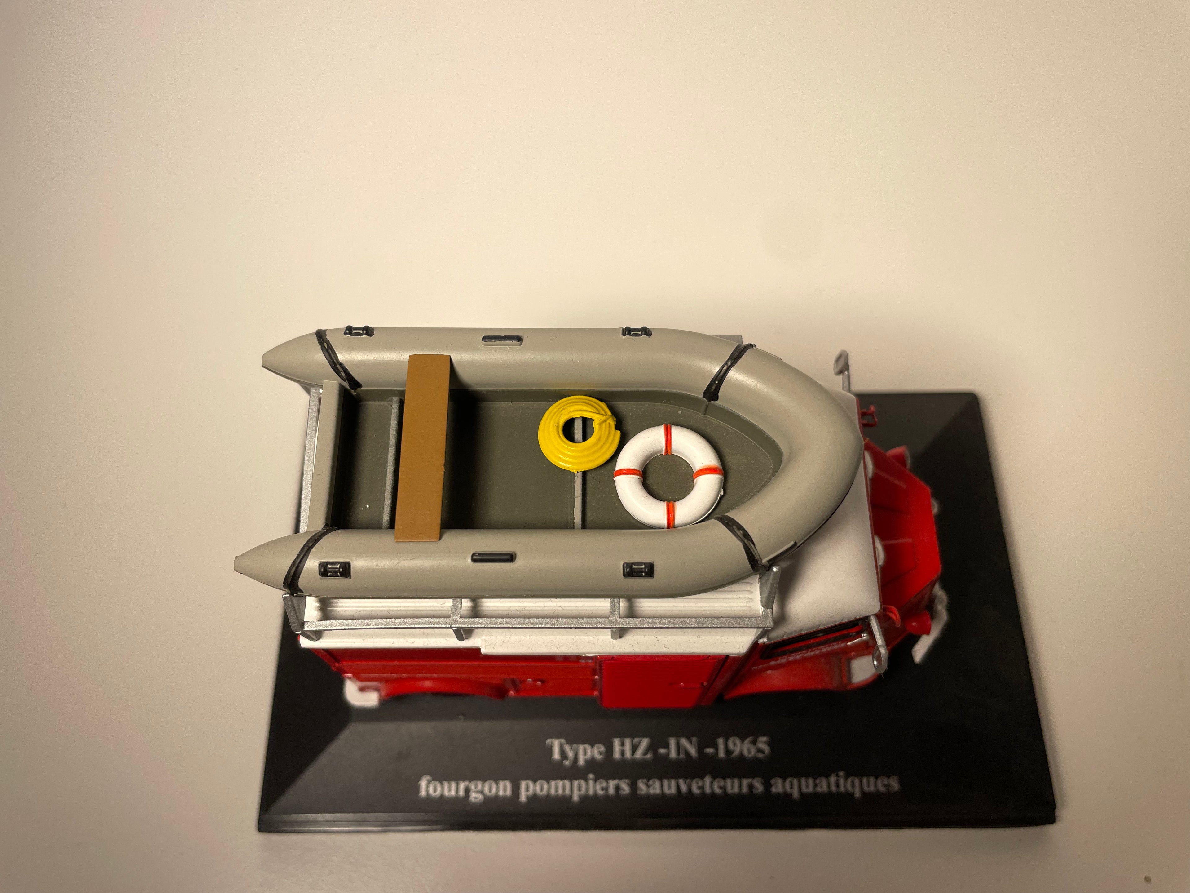 Citroën type HZ-IN rood met witte dak van 1965 - Watersportreddingsvoertuig met boot op het dakrek