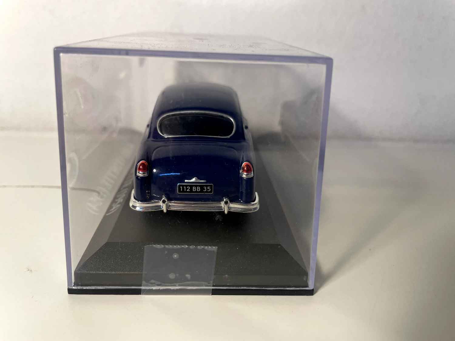 Niebieski Ford Vedette z 1954 roku