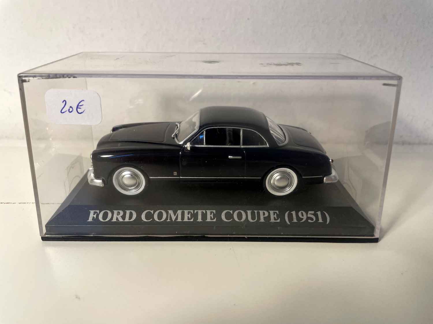 Ford Comet Coupé azul oscuro de 1951