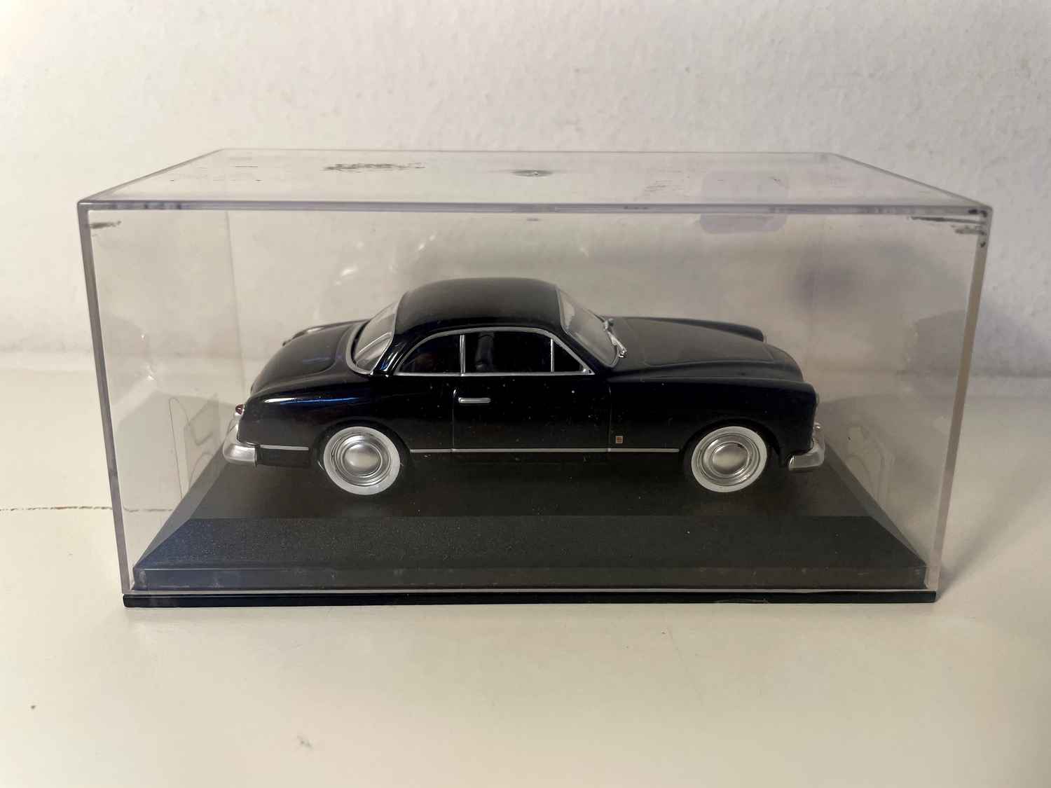 Ford Comet Coupé azul oscuro de 1951