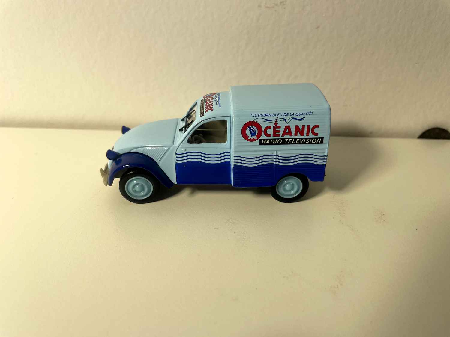 Citroën 2 CV AZU blaue Lieferwagen mit OCEANIC Radio - Fernsehwesutum - Norev