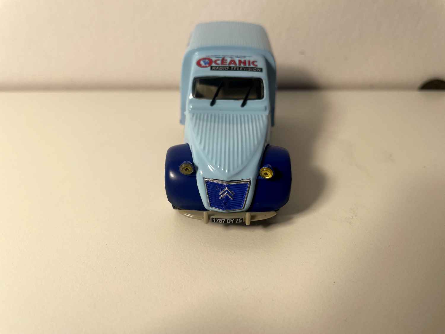 Citroën 2 CV AZU blaue Lieferwagen mit OCEANIC Radio - Fernsehwesutum - Norev