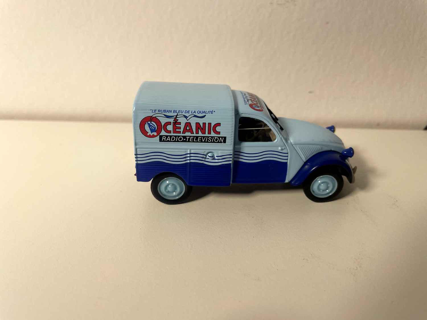 Citroën 2 CV AZU blaue Lieferwagen mit OCEANIC Radio - Fernsehwesutum - Norev
