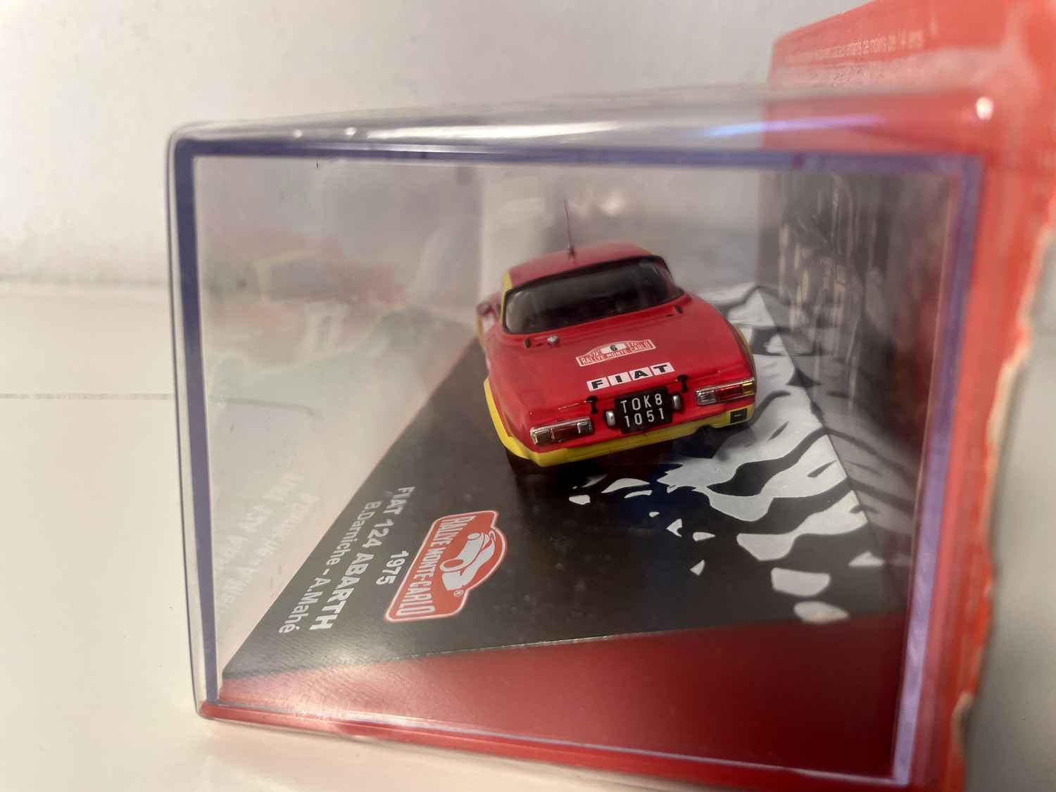 Fiat 124 Abarth czerwony i żółty numer 6 - rajd Monte-Carlo 1975