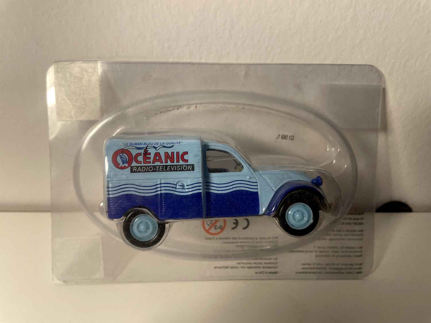 Citroën 2 CV AZU blaue Lieferwagen mit OCEANIC Radio - Fernsehwesutum - Norev