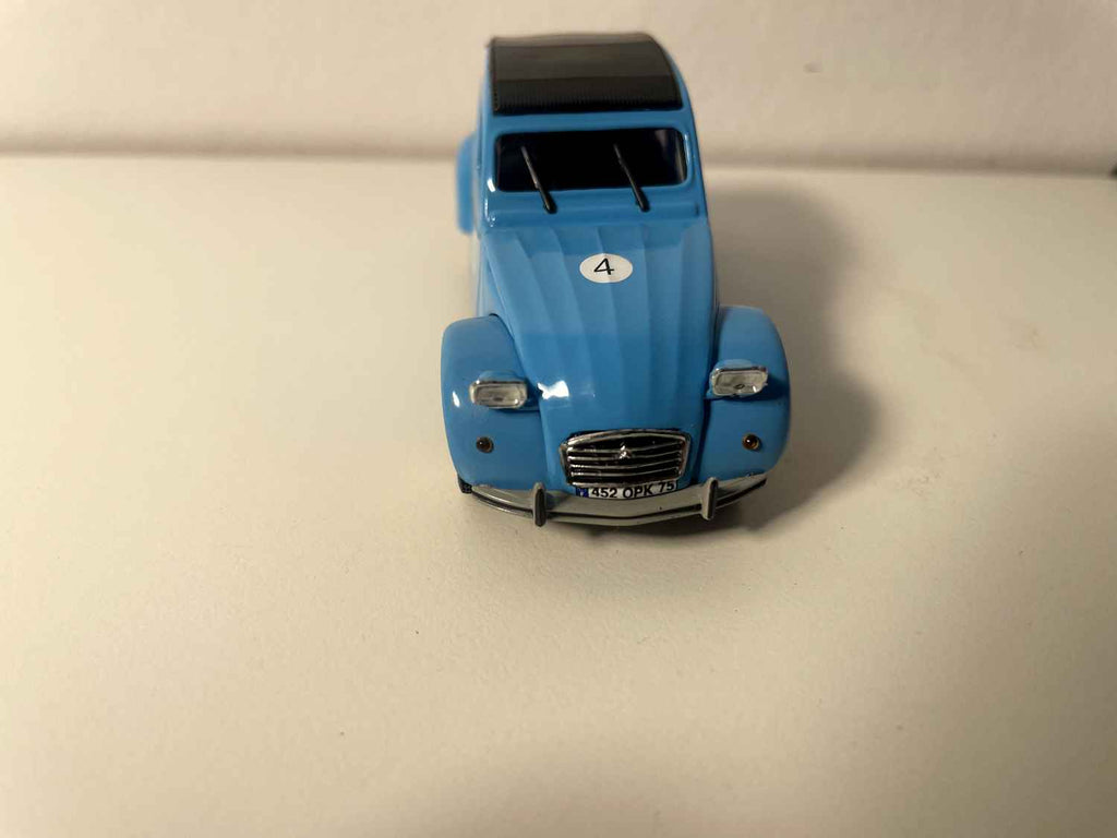 Citroën 2 CV 6 blu e tetto nero con il numero 4 e una pubblicità per l'agenzia di eventi "4 ruote sotto un ombrello" - Norev