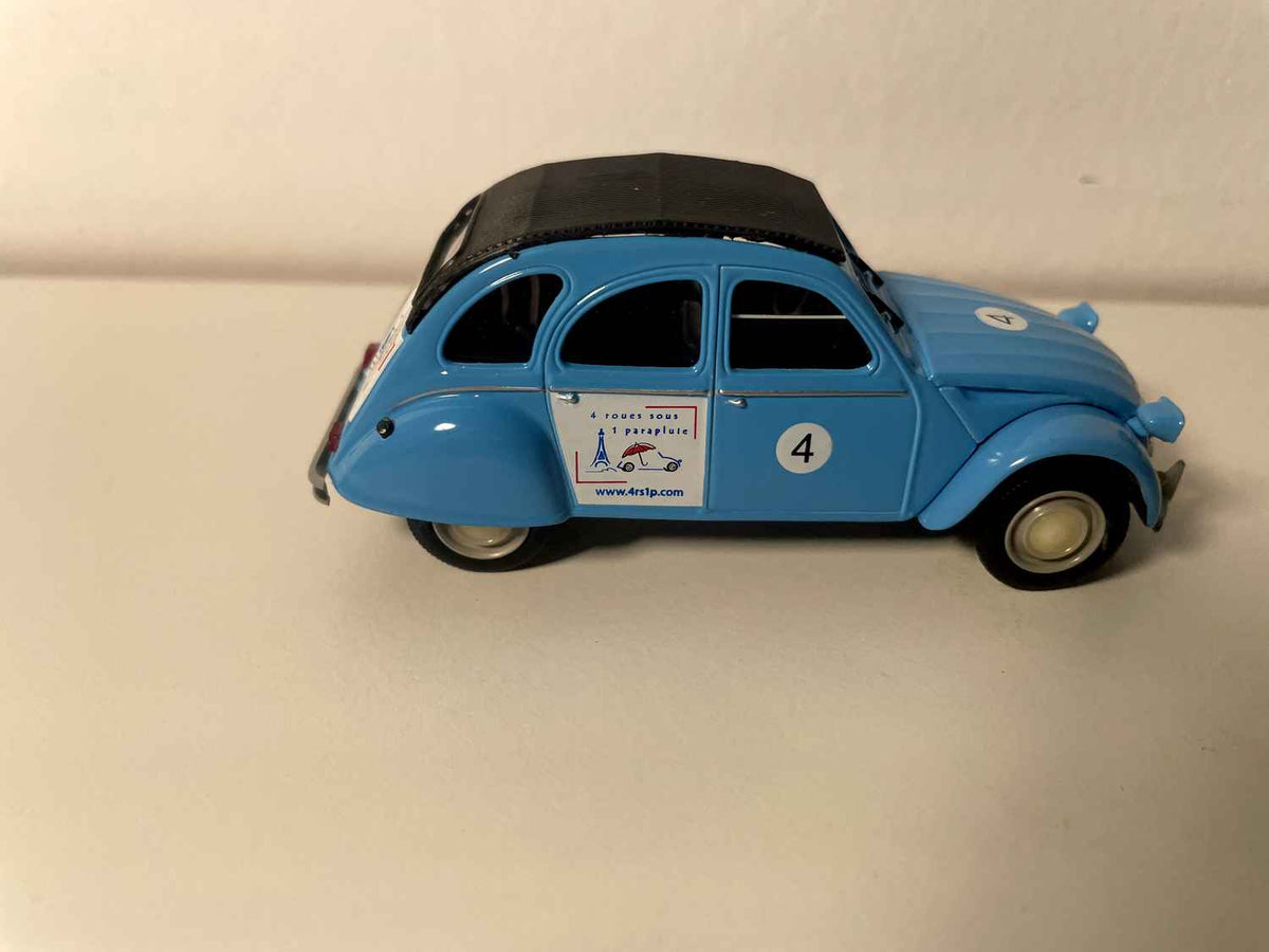 Citroën 2 CV 6 blu e tetto nero con il numero 4 e una pubblicità per l'agenzia di eventi "4 ruote sotto un ombrello" - Norev