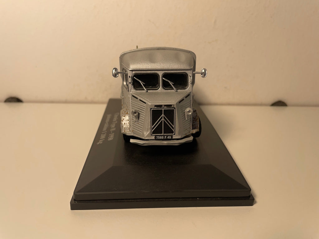 Szary Citroën typ H z 1950 r., platforma kabiny z 1950 r. z antykami Morice