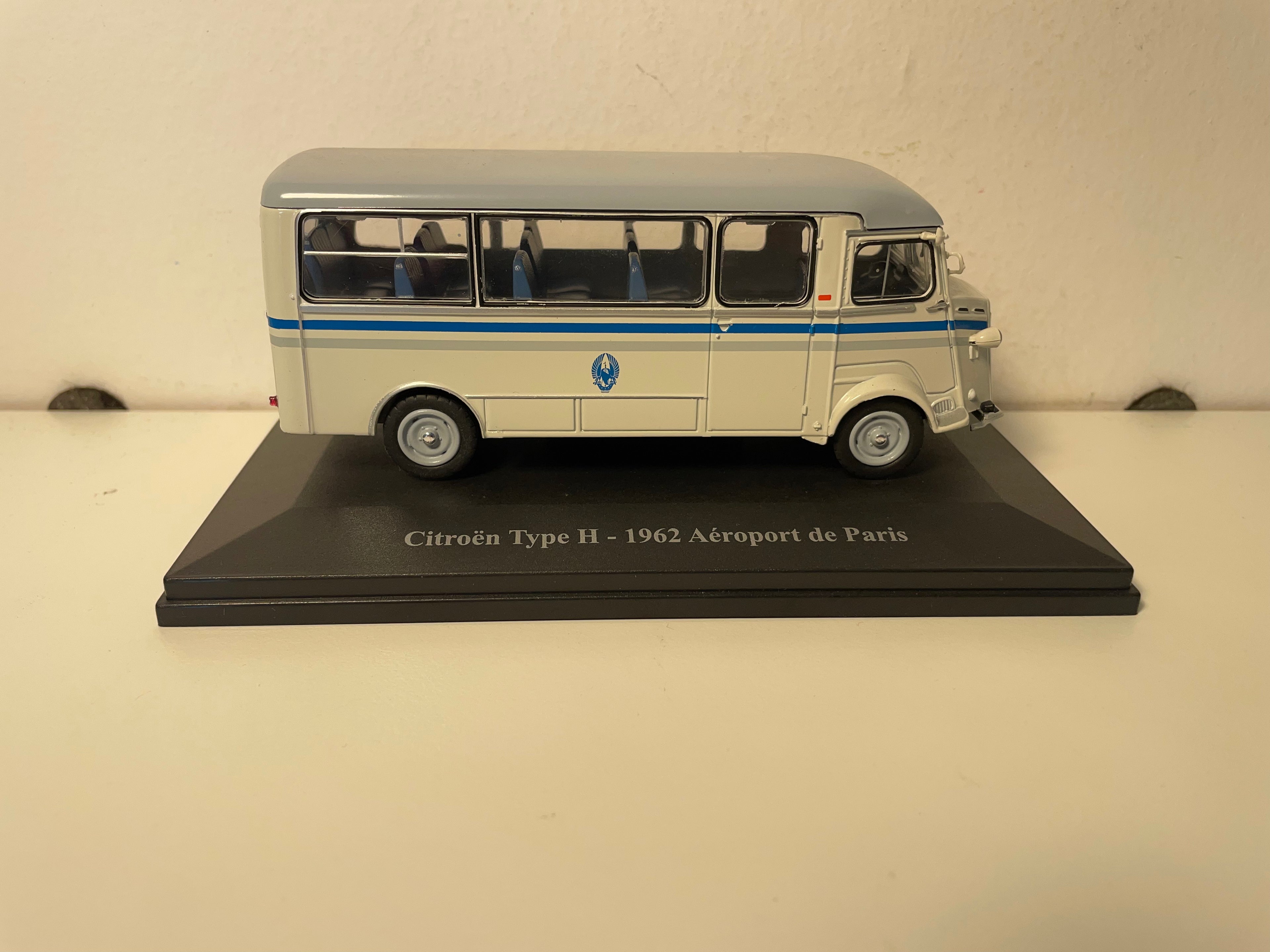 1962 Citroën Type H op de luchthaven van Parijs
